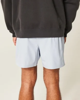 Actieve korte broek met logo halverwege het bovenbeen