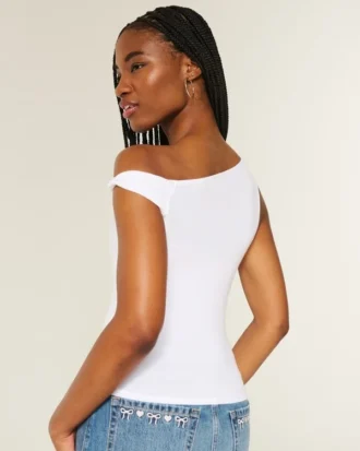 Asymmetrische off-shoulder top