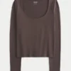 Baby-T-shirt met lange mouwen, naadloze stof en ronde hals Baby-T-shirt met lange mouwen, naadloze stof en ronde hals