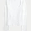 Baby-T-shirt met lange mouwen, naadloze stof en ronde hals Baby-T-shirt met lange mouwen, naadloze stof en ronde hals