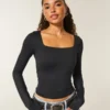 Baby-T-shirt met lange mouwen, naadloze stof en vierkante hals Baby-T-shirt met lange mouwen, naadloze stof en vierkante hals