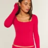 Baby-T-shirt met lange mouwen, naadloze stof en vierkante hals Baby-T-shirt met lange mouwen, naadloze stof en vierkante hals