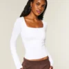Baby-T-shirt met lange mouwen, naadloze stof en vierkante hals Baby-T-shirt met lange mouwen, naadloze stof en vierkante hals