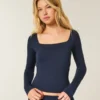Baby-T-shirt met lange mouwen, naadloze stof en vierkante hals Baby-T-shirt met lange mouwen, naadloze stof en vierkante hals