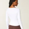 Baby-T-shirt met lange mouwen, naadloze stof en vierkante hals Baby-T-shirt met lange mouwen, naadloze stof en vierkante hals