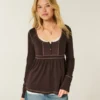Babydoll-top met lange mouwen en henleykraag Babydoll-top met lange mouwen en henleykraag