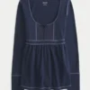 Babydoll-top met lange mouwen en henleykraag Babydoll-top met lange mouwen en henleykraag