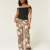 Baggy jeans met lage taille en koeienprint
