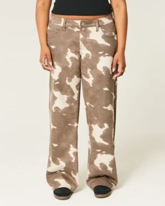 Baggy jeans met lage taille en koeienprint