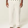 Baggy joggingbroek met borduursel op de achterkant Baggy joggingbroek met borduursel op de achterkant