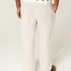 Baggy joggingbroek met borduursel op de achterkant Baggy joggingbroek met borduursel op de achterkant