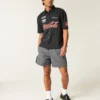 Baggy voetbalshort tot halverwege het bovenbeen Baggy voetbalshort tot halverwege het bovenbeen