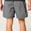 Baggy voetbalshort tot halverwege het bovenbeen Baggy voetbalshort tot halverwege het bovenbeen