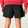 Baggy voetbalshort tot halverwege het bovenbeen Baggy voetbalshort tot halverwege het bovenbeen
