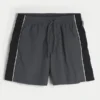 Baggy voetbalshort tot halverwege het bovenbeen Baggy voetbalshort tot halverwege het bovenbeen