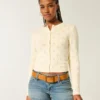 Cardigan met ronde hals en oogjes Cardigan met ronde hals en oogjes