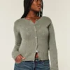 Cardigan met ronde hals en oogjes Cardigan met ronde hals en oogjes