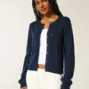 Cardigan met ronde hals en oogjes Cardigan met ronde hals en oogjes