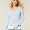 Cardigan met ronde hals en oogjes Cardigan met ronde hals en oogjes