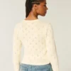 Cardigan met ronde hals en oogjes Cardigan met ronde hals en oogjes