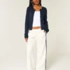 Cardigan met ronde hals en oogjes Cardigan met ronde hals en oogjes