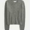 Cardigan met ronde hals en oogjes Cardigan met ronde hals en oogjes