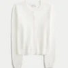 Cardigan met ronde hals en oogjes Cardigan met ronde hals en oogjes