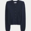 Cardigan met ronde hals en oogjes Cardigan met ronde hals en oogjes