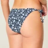 Cheeky bikinibroekje met haakwerkachtige rand en strikbandjes aan de zijkant
