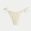 Cheeky bikinibroekje met haakwerkachtige rand en strikbandjes aan de zijkant