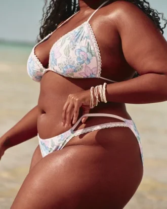 Cheeky bikinibroekje met hoge pijpjes in haakstijl