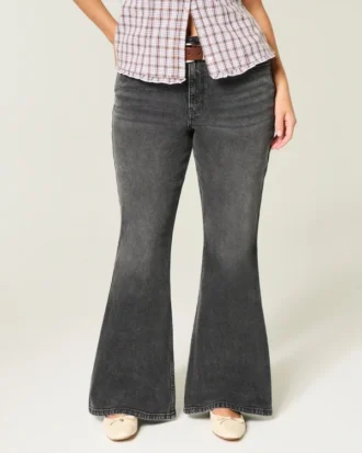 Curvy hooggetailleerde gewassen zwarte flare jeans