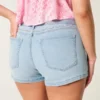 Curvy laag uitgesneden lichtgewassen denim shortje met bloemenborduursels Curvy laag uitgesneden lichtgewassen denim shortje met bloemenborduursels