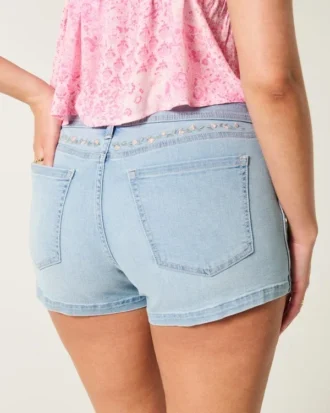 Curvy laag uitgesneden lichtgewassen denim shortje met bloemenborduursels