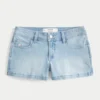 Curvy laag uitgesneden lichtgewassen denim shortje met bloemenborduursels Curvy laag uitgesneden lichtgewassen denim shortje met bloemenborduursels