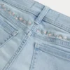Curvy laag uitgesneden lichtgewassen denim shortje met bloemenborduursels Curvy laag uitgesneden lichtgewassen denim shortje met bloemenborduursels