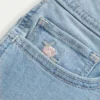 Curvy laag uitgesneden lichtgewassen denim shortje met bloemenborduursels Curvy laag uitgesneden lichtgewassen denim shortje met bloemenborduursels