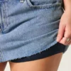Curvy laag uitgesneden mini-rokje van medium gewassen denim Curvy laag uitgesneden mini-rokje van medium gewassen denim