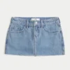 Curvy laag uitgesneden mini-rokje van medium gewassen denim Curvy laag uitgesneden mini-rokje van medium gewassen denim