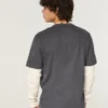 Gelaagde T-shirt met lange mouwen en logo-afbeelding Gelaagde T-shirt met lange mouwen en logo-afbeelding