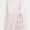 Gemakkelijke babydolltop met bloemenpatroon en lange mouwen Gemakkelijke babydolltop met bloemenpatroon en lange mouwen