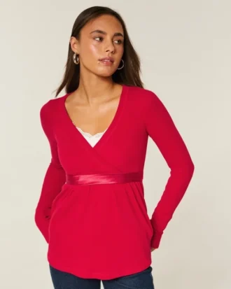 Gemakkelijke babydolltop met lange mouwen en overslag aan de voorkant Gemakkelijke babydolltop met lange mouwen en overslag aan de voorkant