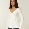 Gemakkelijke babydolltop met lange mouwen en overslag aan de voorkant Gemakkelijke babydolltop met lange mouwen en overslag aan de voorkant