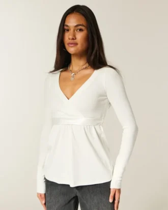 Gemakkelijke babydolltop met lange mouwen en overslag aan de voorkant Gemakkelijke babydolltop met lange mouwen en overslag aan de voorkant