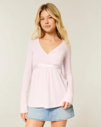 Gemakkelijke babydolltop met lange mouwen en overslag aan de voorkant