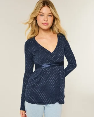 Gemakkelijke babydolltop met lange mouwen en overslag aan de voorkant Gemakkelijke babydolltop met lange mouwen en overslag aan de voorkant
