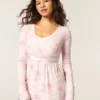 Gemakkelijke babydolltop met lange mouwen en overslag aan de voorkant Gemakkelijke babydolltop met lange mouwen en overslag aan de voorkant