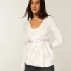 Gemakkelijke babydolltop met lange mouwen en overslag aan de voorkant Gemakkelijke babydolltop met lange mouwen en overslag aan de voorkant