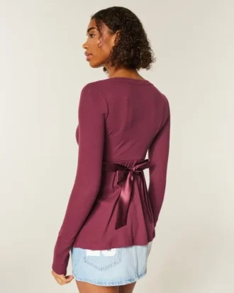 Gemakkelijke babydolltop met lange mouwen en overslag aan de voorkant Gemakkelijke babydolltop met lange mouwen en overslag aan de voorkant