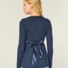 Gemakkelijke babydolltop met lange mouwen en overslag aan de voorkant Gemakkelijke babydolltop met lange mouwen en overslag aan de voorkant
